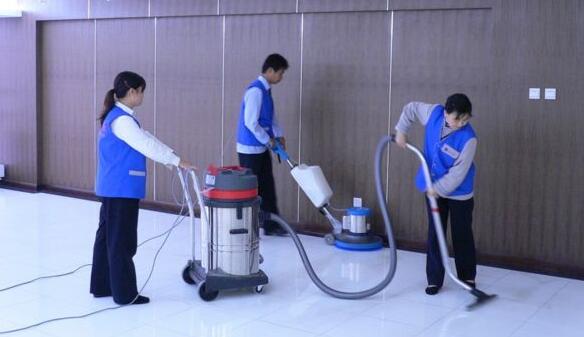 选择保洁公司要考虑哪些因素？开荒保洁怎么做比较好？